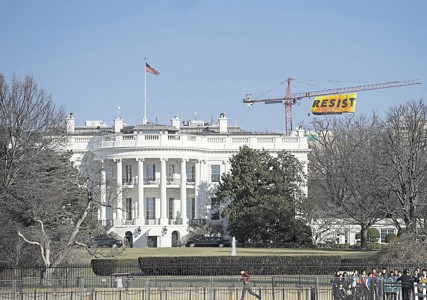 https://www.lesechos.fr/26/01/2017/LesEchos/22370-051-ECH_greenpeace-nargue-donald-trump-a-la-maison-blanche.htm